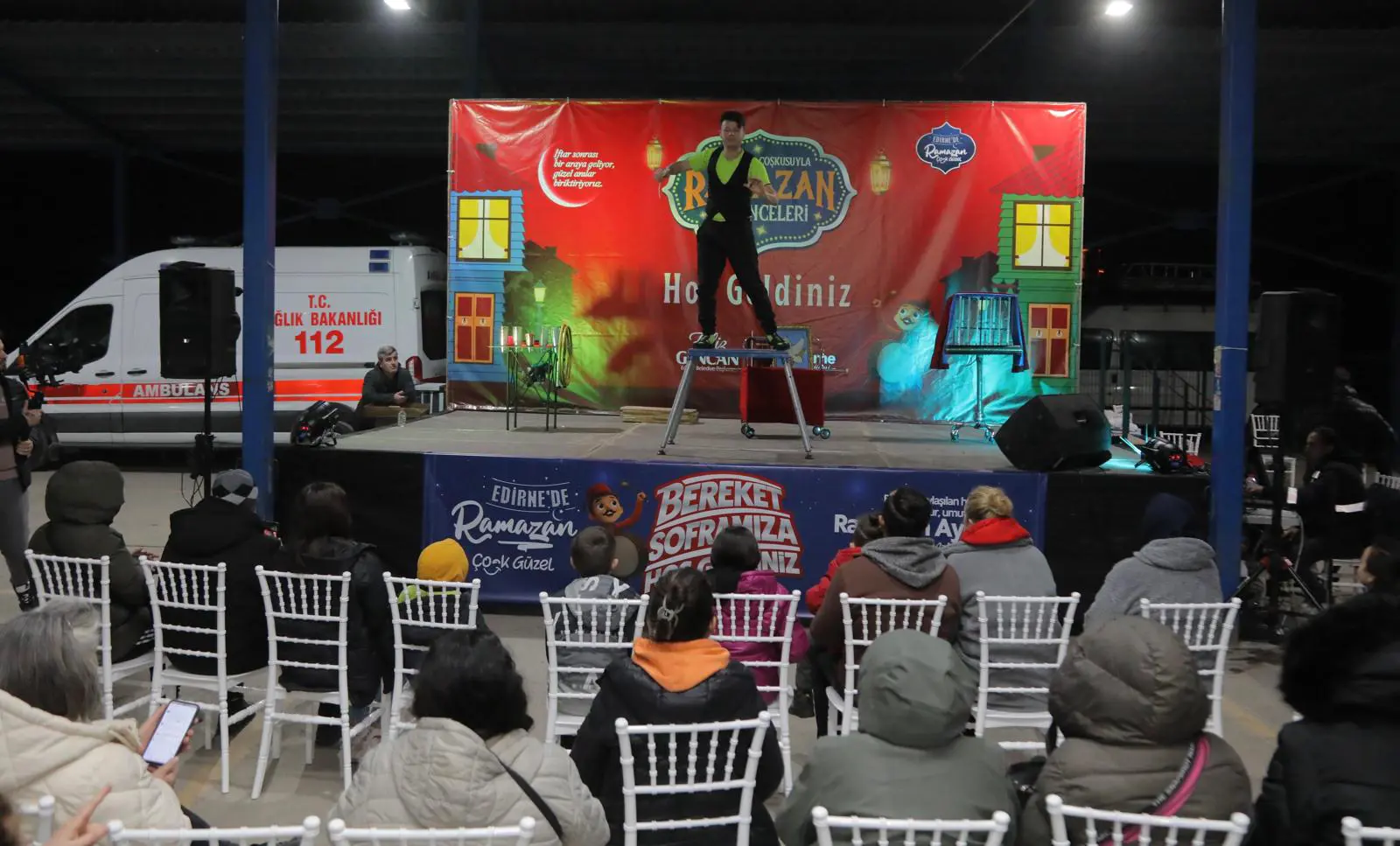 EDİRNE’DE RAMAZAN BEREKETİ: BALKAN PAZARI’NDA BÜYÜK İFTAR SOFRASI galeri görseli